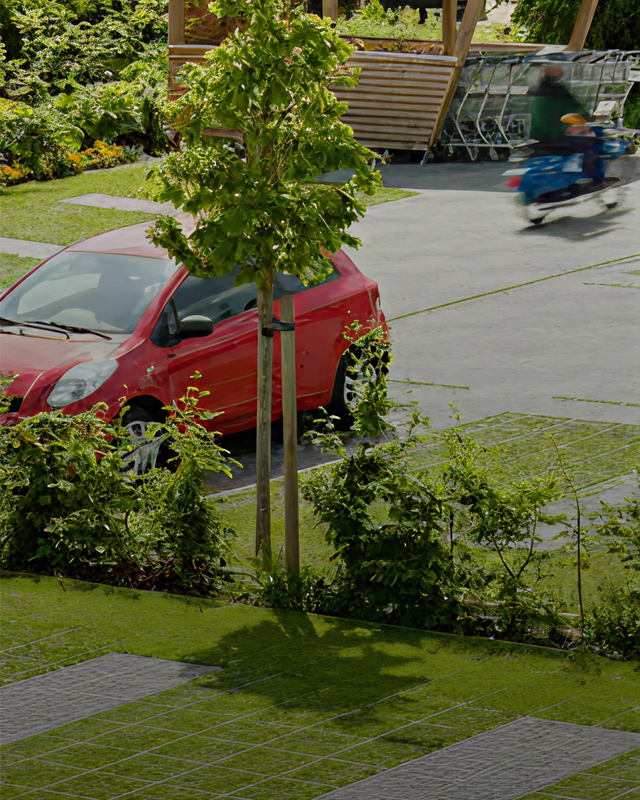 Begrünte Parkplatzfläche mit wasserdurchlässiger Flächenbefestigung