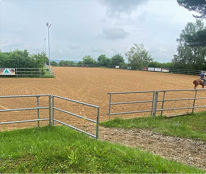 Reitplatz mit nachhaltiger und wasserdurchlässiger Bodenbefestigung