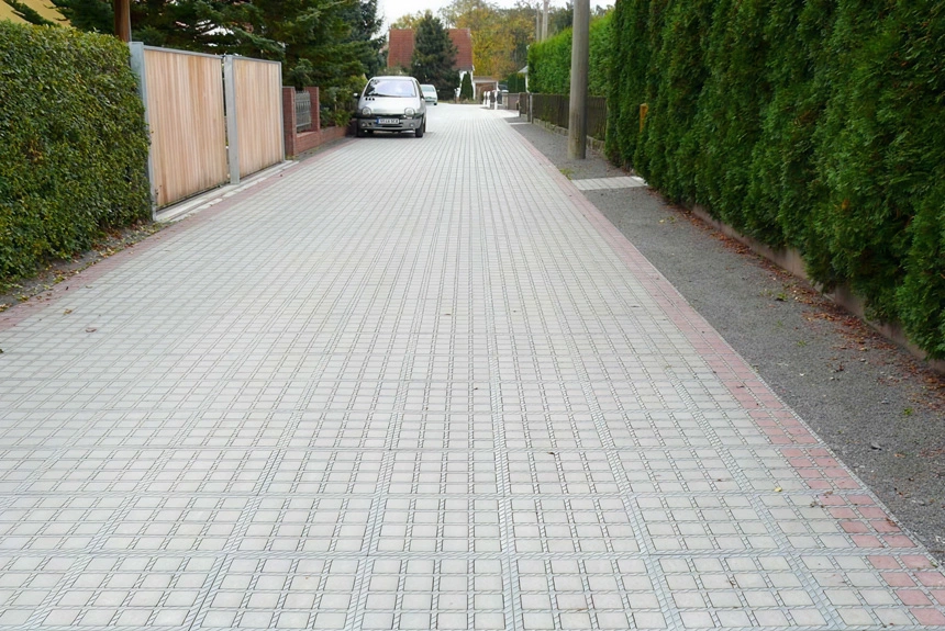 Gepflasterte Zufahrtsstraße mit versickerungsfähiger Flächenbefestigung