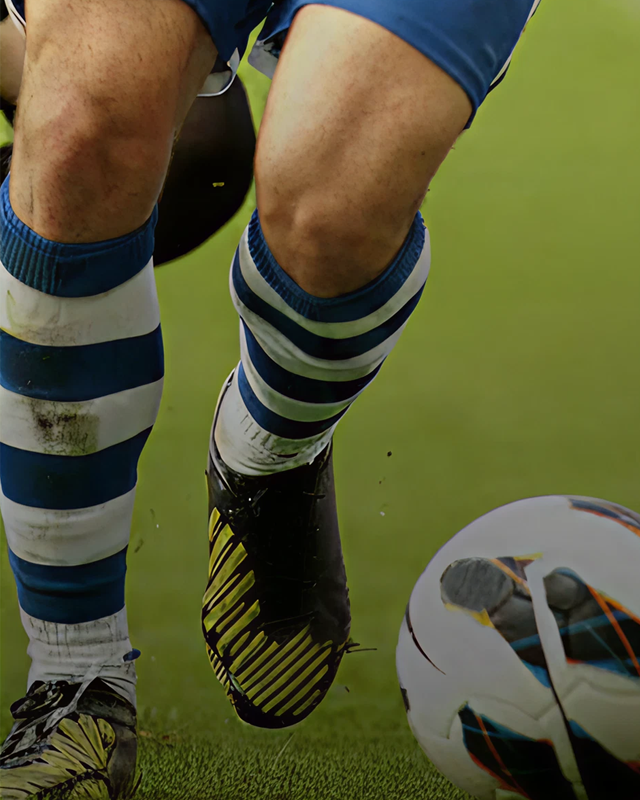 Fußballspieler auf einem nachhaltig befestigten Sportplatz