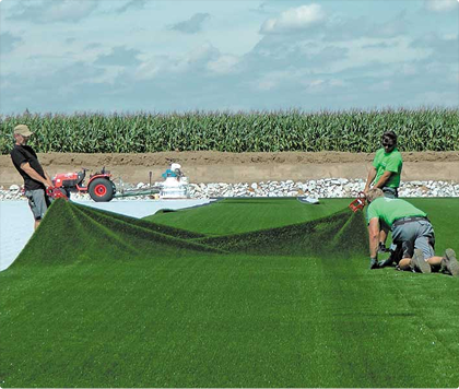 Verlegung von Rollrasen auf einer Sportanlage